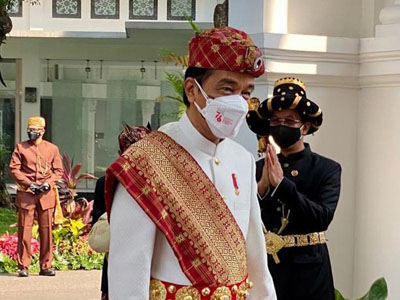Pimpin Upacara HUT RI di Istana, Presiden Jokowi Berbaju Adat Lampung